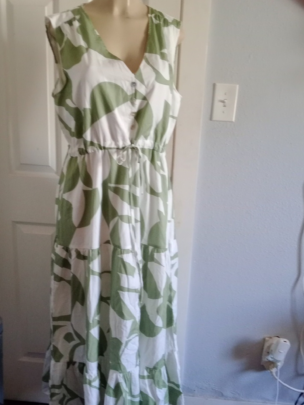 Sleeveless White and Light Green Leaf-Print Maxi Dress